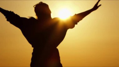 Gün batımında Dans Eden Kadın Silueti