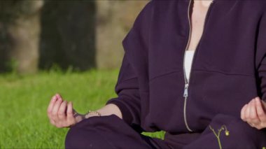 Genç Kız Doğada Çimen Üzerinde Meditasyon Yapıyor