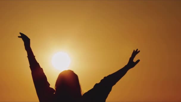 Silhouette Femme Dansante Dans Lumière Coucher Soleil — Video