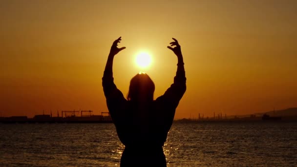 Mujer Silueta Celebración Sol Forma Corazón Figura Mano — Vídeos de Stock