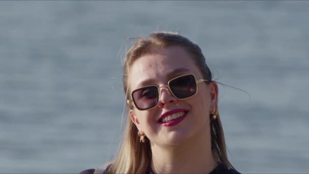 Mladá Blondýnka Dívka Dělat Srdce Znamení Rukou Pláži — Stock video
