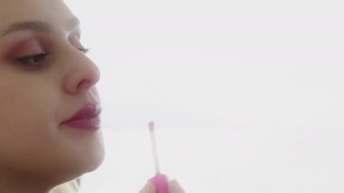 Genç Kadın ve Makyaj Ruju