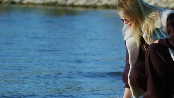 Joven Chica Pasar Tiempo Naturaleza Cerca Playa Aire Libre — Vídeo de stock
