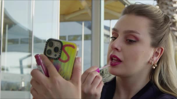 Jonge Vrouw Make Lippenstift — Stockvideo