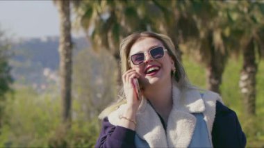 Genç Sarışın Kadın Doğada Cep Telefonunu Kullanıyor