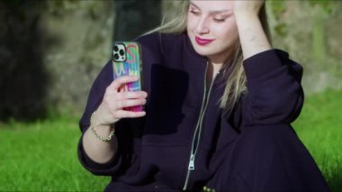 Genç Sarışın Kadın Doğada Cep Telefonunu Kullanıyor