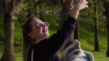 Genç Sarışın Kadın Doğada Cep Telefonunu Kullanıyor