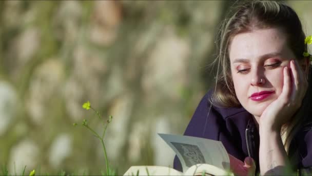Jovem Mulher Está Lendo Livro Sobre Grama Natureza — Vídeo de Stock