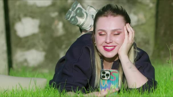 Mujer Rubia Joven Está Utilizando Teléfono Móvil Naturaleza — Vídeos de Stock