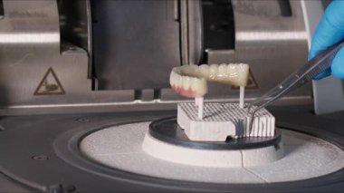 Diş Laboratuvarında Zirkonyum porseleni ve implant çalışmaları