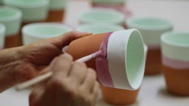 Seramik Atölye Bir Ot Kupasını Boyuyor 
