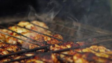 Izgara Ateşinde Tavuk Yemeği