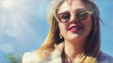 Doğada Gözlüklü Genç Sarışın Bir Kadın 