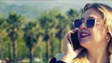 Genç Sarışın Kadın Doğa 'da Cep Telefonu ile Konuşuyor 