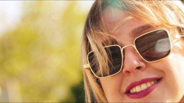 Doğada Gözlüklü Genç Sarışın Bir Kadın 