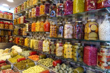 Turşu dükkanındaki kavanozlarda lezzetli turşu çeşitleri.