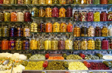 Turşu dükkanındaki kavanozlarda lezzetli turşu çeşitleri.