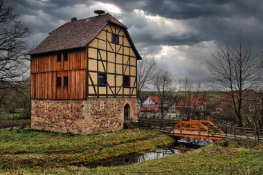 Frankfurt 'ta küçük bir kasabada eski bir Alman çiftlik evi.