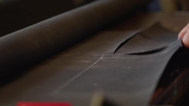 Terzi Torba Yapabilmek için Sert Kumaşı Makasla Kesiyor