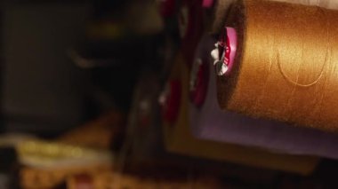 Renkli halatın dansı gölgeli raflarda yuvarlanır