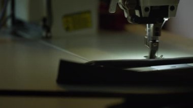 Dikiş makinesiyle sert bir kumaş dikerken