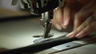 Dikiş makinesiyle sert bir kumaş dikerken