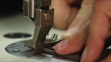 Dikiş makinesiyle sert bir kumaş dikerken