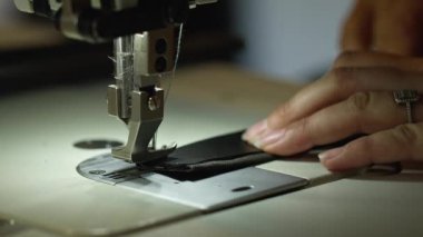 Dikiş makinesiyle sert bir kumaş dikerken