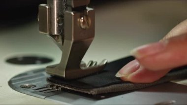 Dikiş makinesiyle sert bir kumaş dikerken