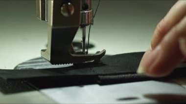 Dikiş makinesiyle sert bir kumaş dikerken