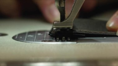 Dikiş makinesiyle sert bir kumaş dikerken