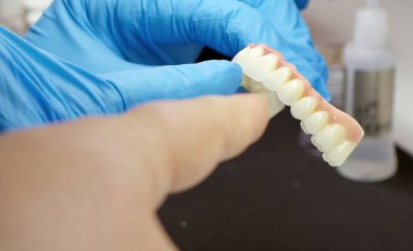 Diş Laboratuvarında Zirkonyum porseleni ve implant çalışmaları 