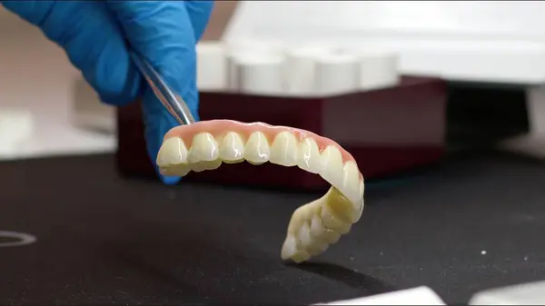 Diş Laboratuvarında Zirkonyum porseleni ve implant çalışmaları 