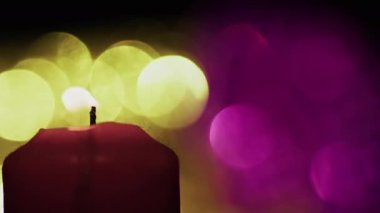 Romantik Mum Işığı ve Renkli Bokeh Arkasında 