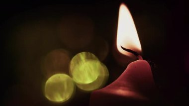 Romantik Mum Işığı ve Renkli Bokeh Arkasında 