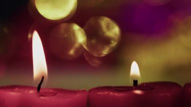 Romantik Mum Işığı ve Renkli Bokeh Arkasında 