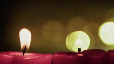 Romantik Mum Işığı ve Renkli Bokeh Arkasında 