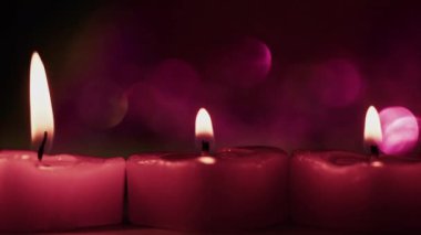Romantik Mum Işığı ve Renkli Bokeh Arkasında 