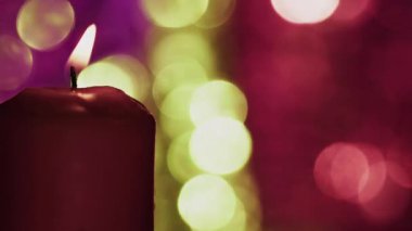 Romantik Mum Işığı ve Renkli Bokeh Arkasında 