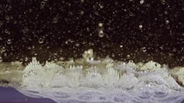 Soyut Büyüleyici Sıvı Yağ Baloncukları Suda Hareket Ediyor 