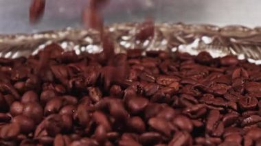 Kavrulmuş kahve çekirdekleri tabağa döküldü.