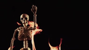 Ateş ve Duman Altında İnsan İskeleti