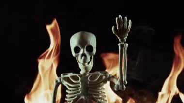 Ateş ve Duman Altında İnsan İskeleti
