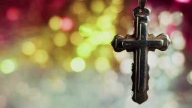 Dua ve Renkli Bokeh için Hıristiyan Dini Sembol Haçı
