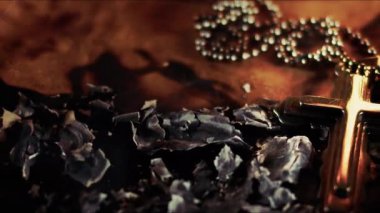 Hıristiyan Dini Sembol Haçı Ateş ve Küllerde 