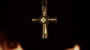 Hıristiyan Dini Sembol Haçı Ateşte