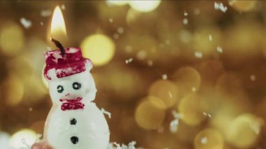 Noel Kavramı Kardan Adam Mumları ve Kar ve Renkli Bokeh Arkasında