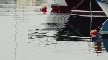  Sakin Deniz Suyundaki Teknelerin Yansıması