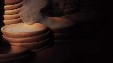 Smoke Ambiance 'daki Seramik Atölyesinde Çamurdan Yapılan Tabaklar