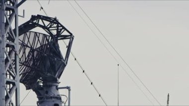 Askeri saldırı gemisinin radar iletişim aygıtı